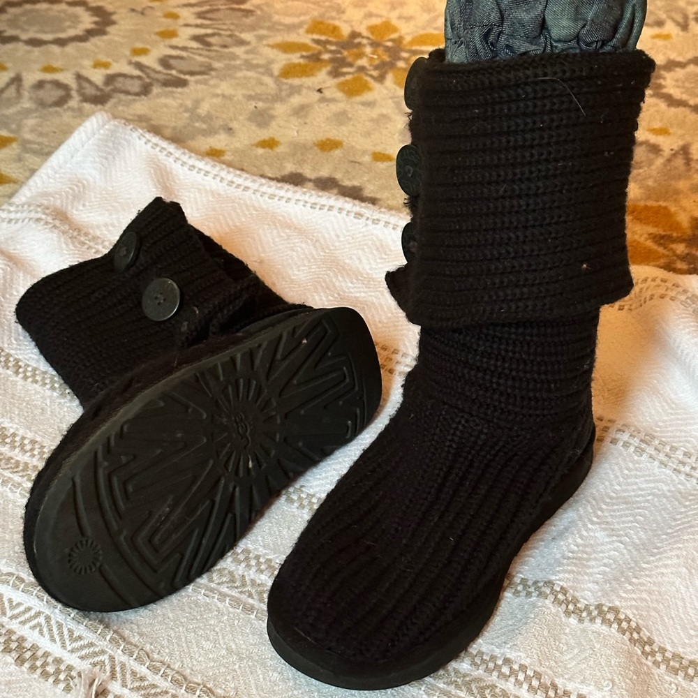 Black knit Ugg’s